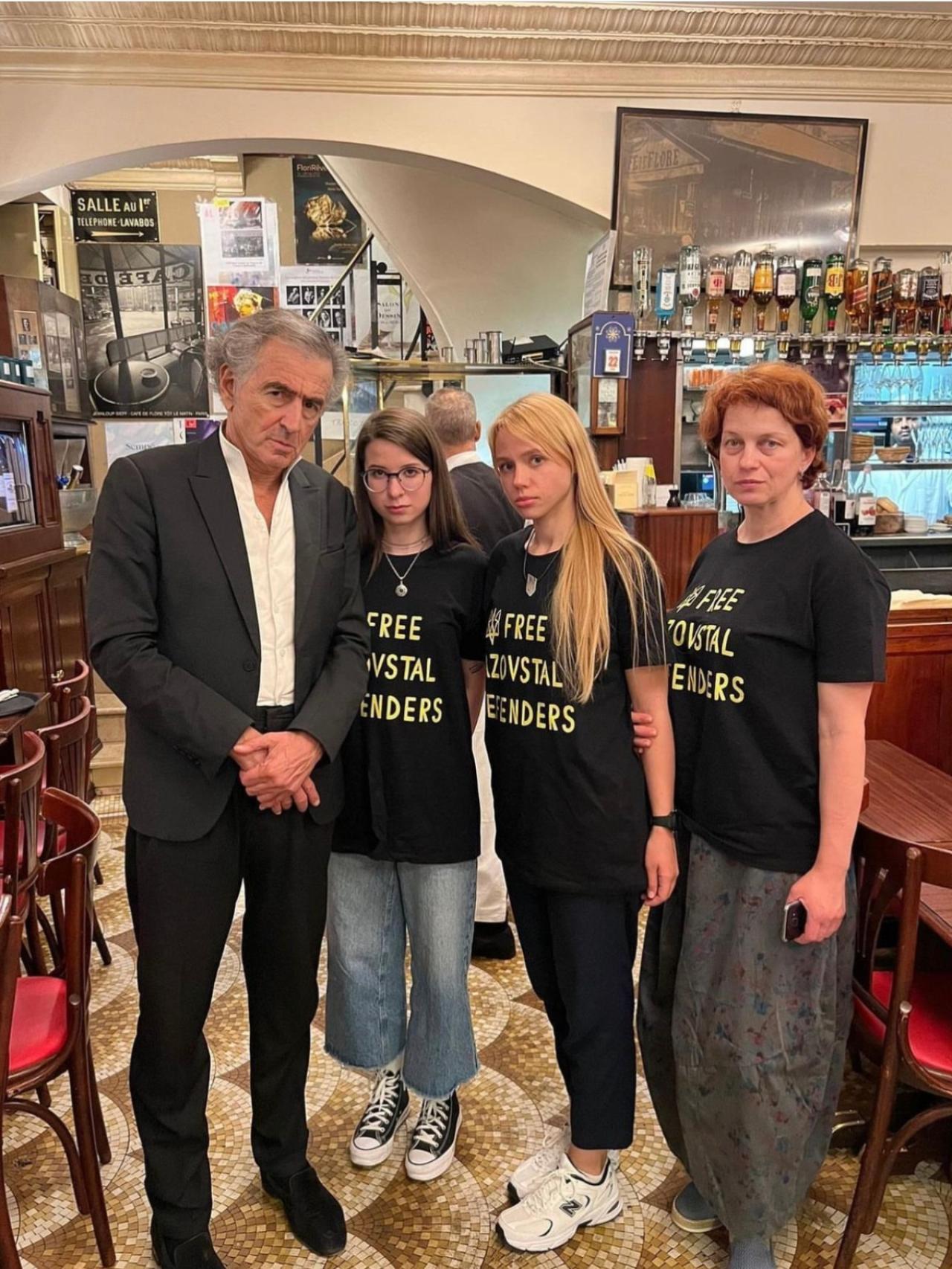 Bernard-Henri Lévy junto a Alla, la madre de Ilya Samoilenko
