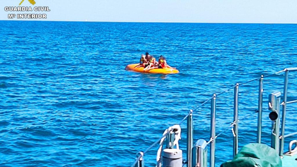 El casco volcado y medio hundido de la embarcación hundida donde estaba parte de la familia afectada cuando fue rescatada por la Guardia Civil.