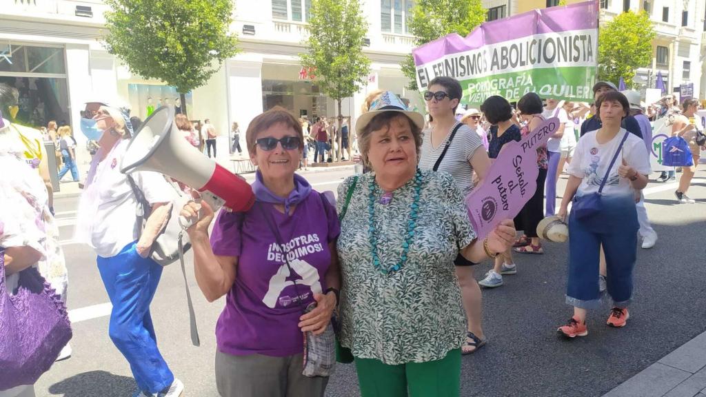 La vicepresidenta del Foro Feminista, Nina Infante (I), en una manifestación en Madrid