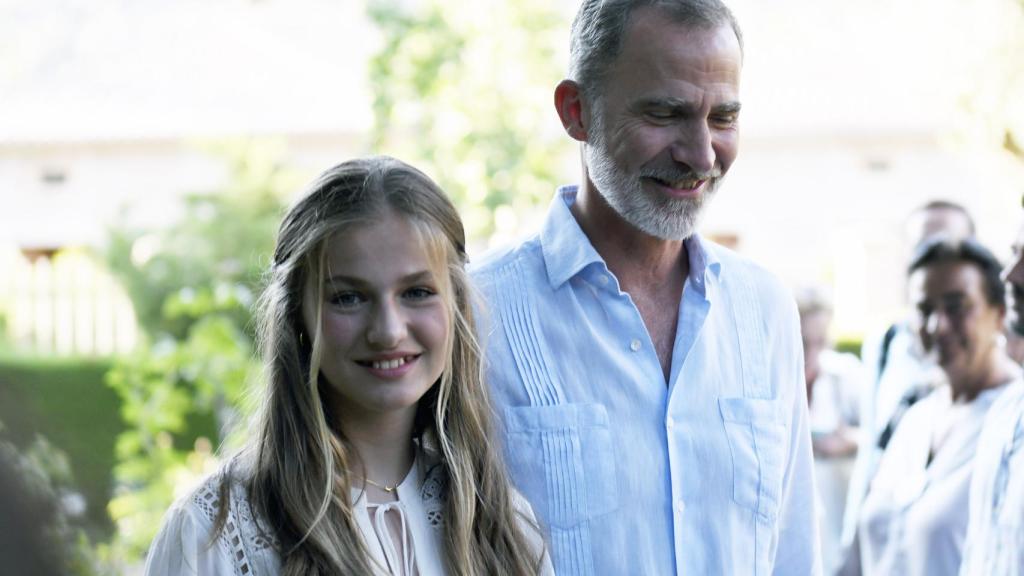 La princesa Leonor llevó un collar con una palabra en árabe.