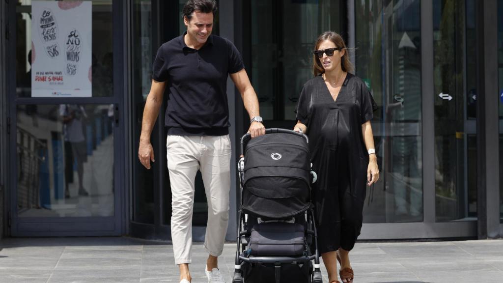 Ion Aramendi y María Amores, a la salida del hospital.