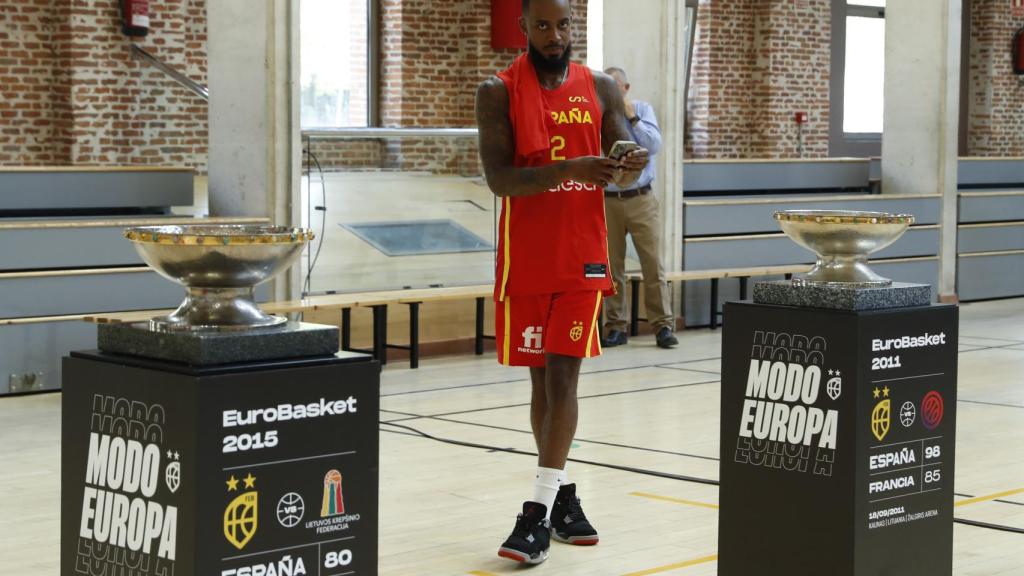 Lorenzo Brown, entre dos de los títulos de Eurobasket conseguidos por España.