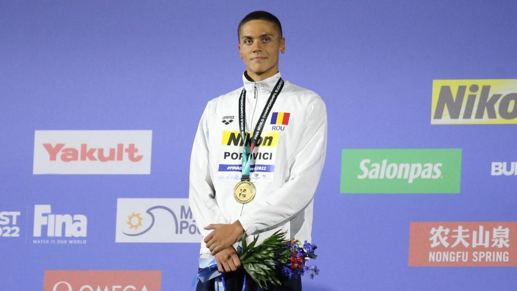 David Popovici con una de sus medallas de los Mundiales de Natación de Hungría