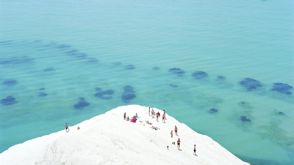 Bañistas en Sicilia / Massimo Vitali