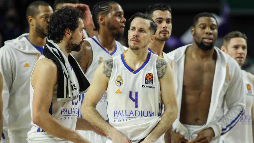 Thomas Heurtel junto a sus compañeros del Real Madrid tras un partido