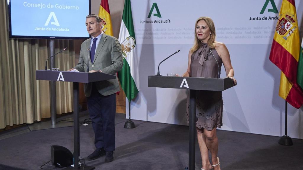 El consejero de la Presidencia de la Junta de Andalucía, Antonio Sanz, y la de Hacienda, Carolina España.