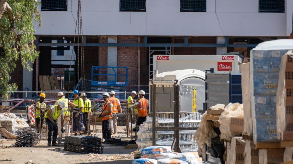 Un grupo de trabajadores en una obra en Málaga.