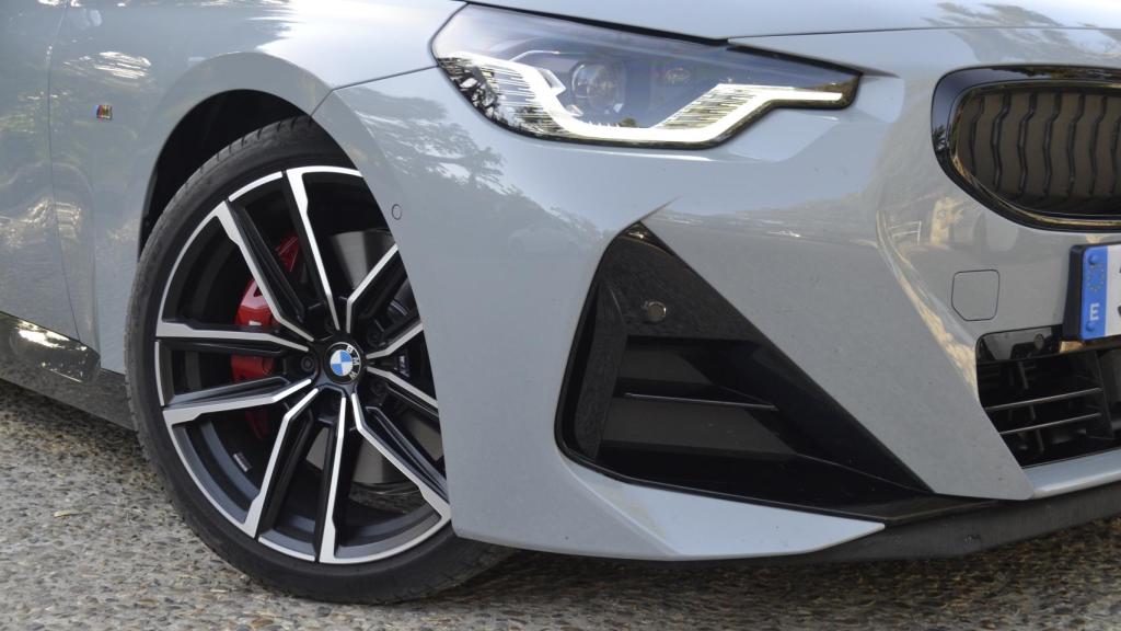 De serie incluye llantas de aleación ligera de 17 pulgadas, aunque en este caso son las de 18 pulgadas.