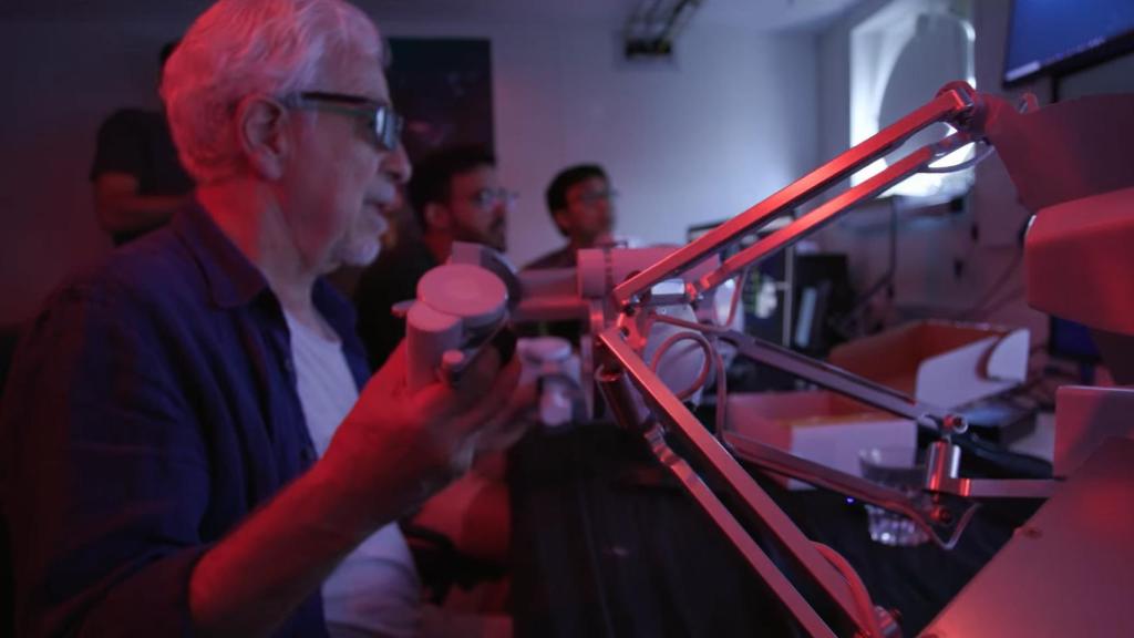 Oussama Khatib controlando el robot OceanOneK a distancia