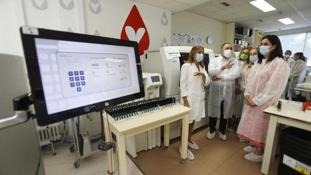 La secretaria general del PPdeG, Paula Prado, y el conselleiro de Sanidade, Julio García Comesaña