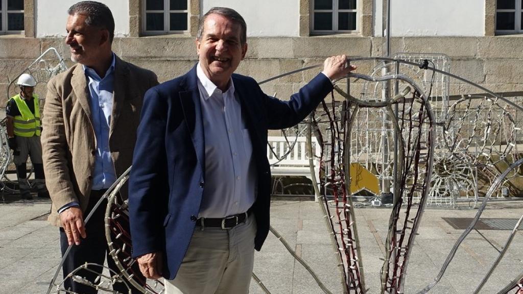 Abel Caballero, junto a los operarios que van a montar las luces en Vigo.