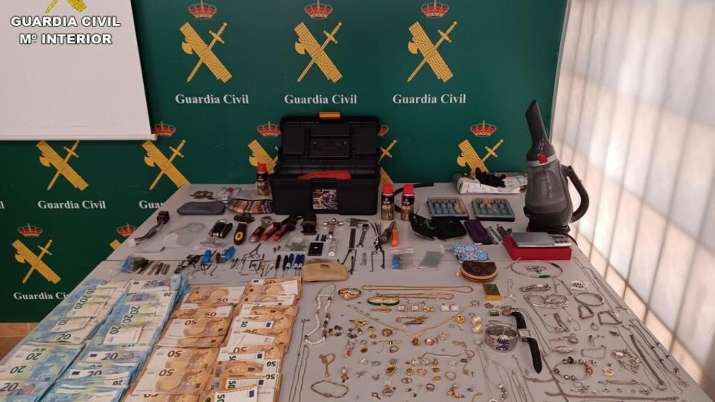 Parte de los efectos robados y custodiados por la Guardia Civil de Torrevieja.