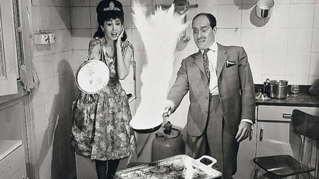 José Luis López Vázquez y Elvira Quintilla en una escena de la película 'El cálido verano del Sr. Rodríguez' (1965)
