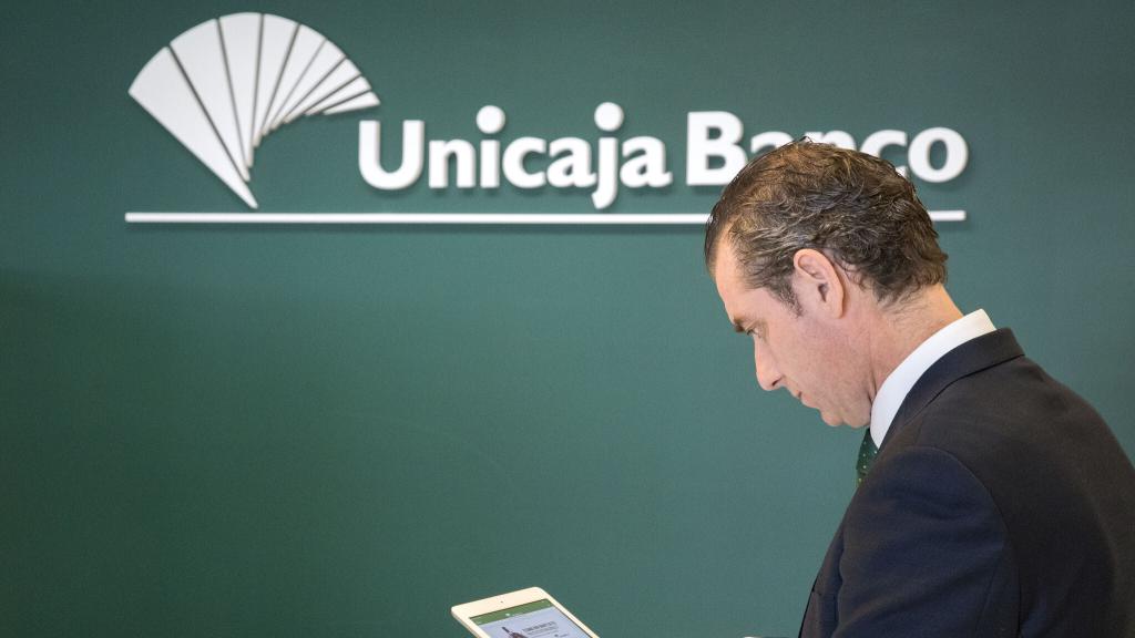 Un cliente de Unicaja opera a través de la app del banco