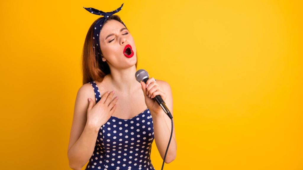 Chicas cantando en la playa