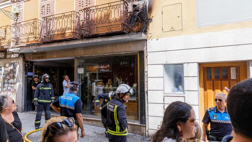 Un cortocircuito provoca un incendio en una céntrica calle de Segovia