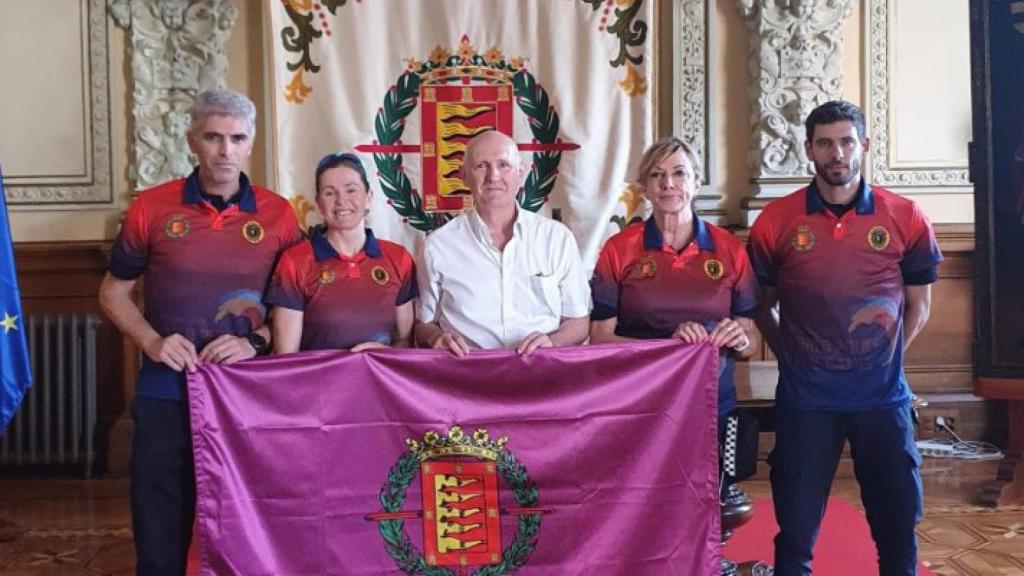 Los cuatro representantes junto al concejal del Ayuntamiento, Alberto Palomino