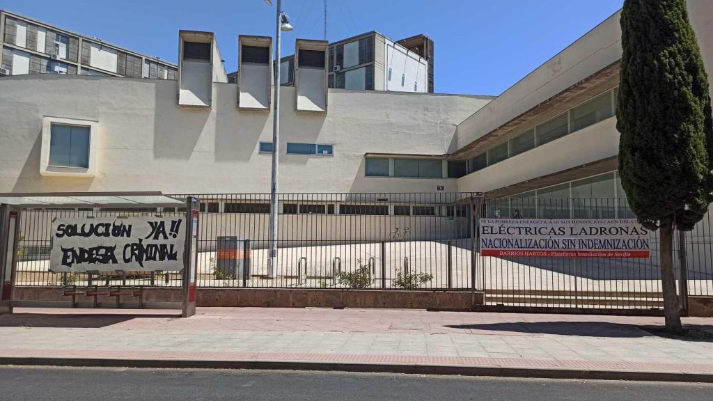 Centro cívico donde acuden los vecinos para paliar las horas de más calor cuando no tienen luz.