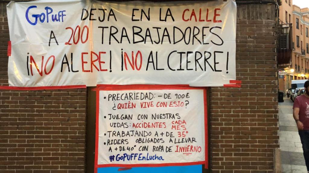 Pancartas en protesta por el ERE anunciado por GoPuff en un supermercado de la compañía.