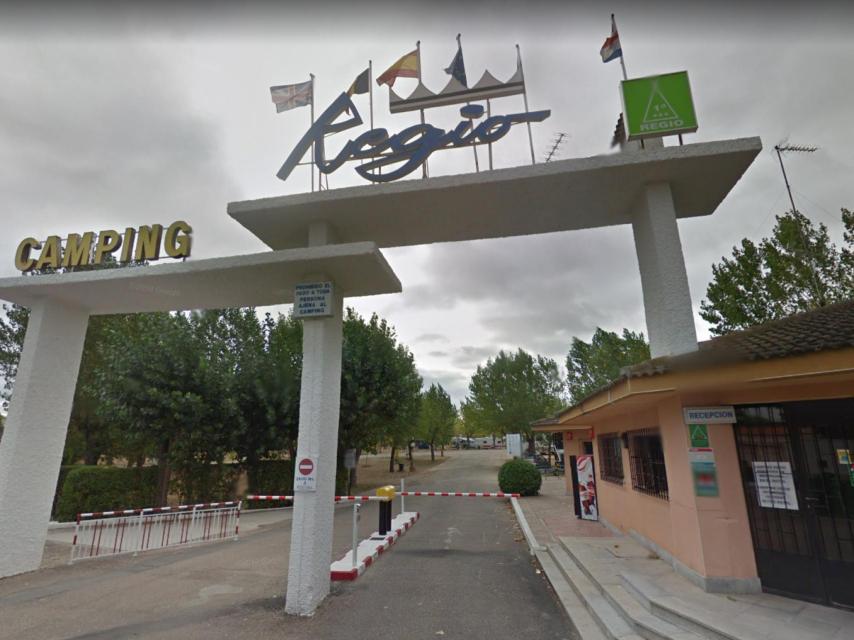 Entrada del camping de El Regio de Santa Marta de Tormes, en Salamanca.