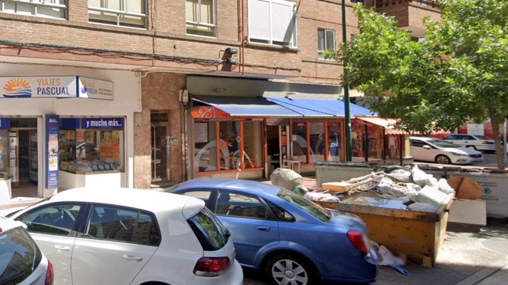 Calle Tirso de Molina, donde falleció ayer el anciano tras caerse por las escaleras del bloque de viviendas
