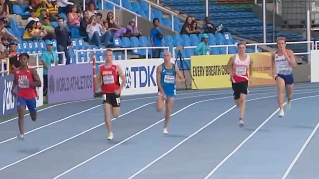 Un atleta corre sin calzoncillos en el Mundial sub20 y queda último por no poder sujetarse el pene