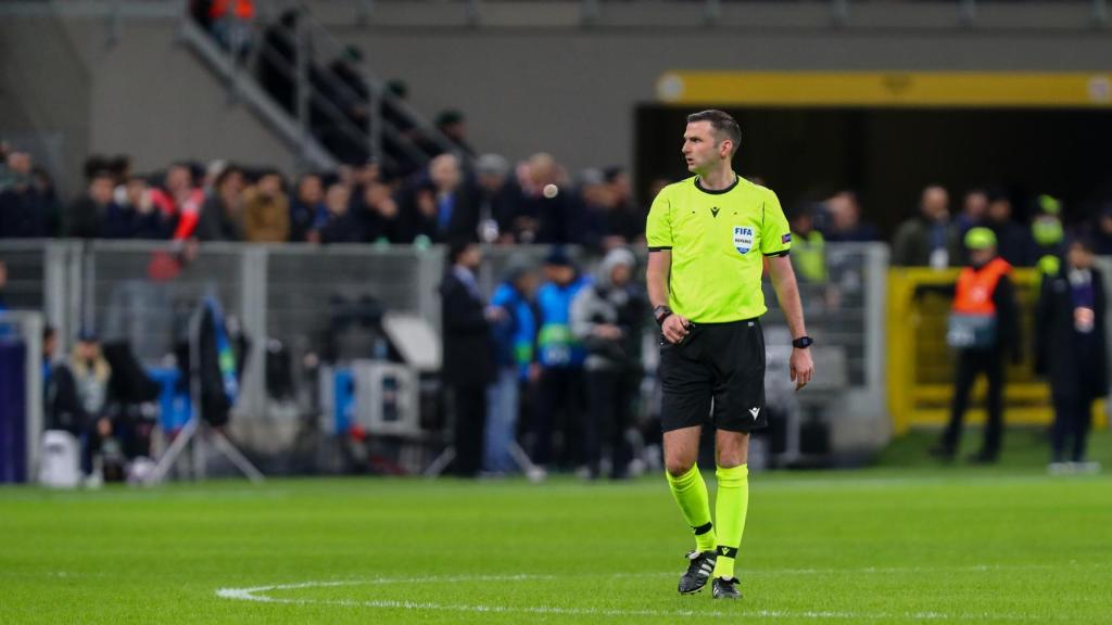 Michael Oliver dirigiendo un partido