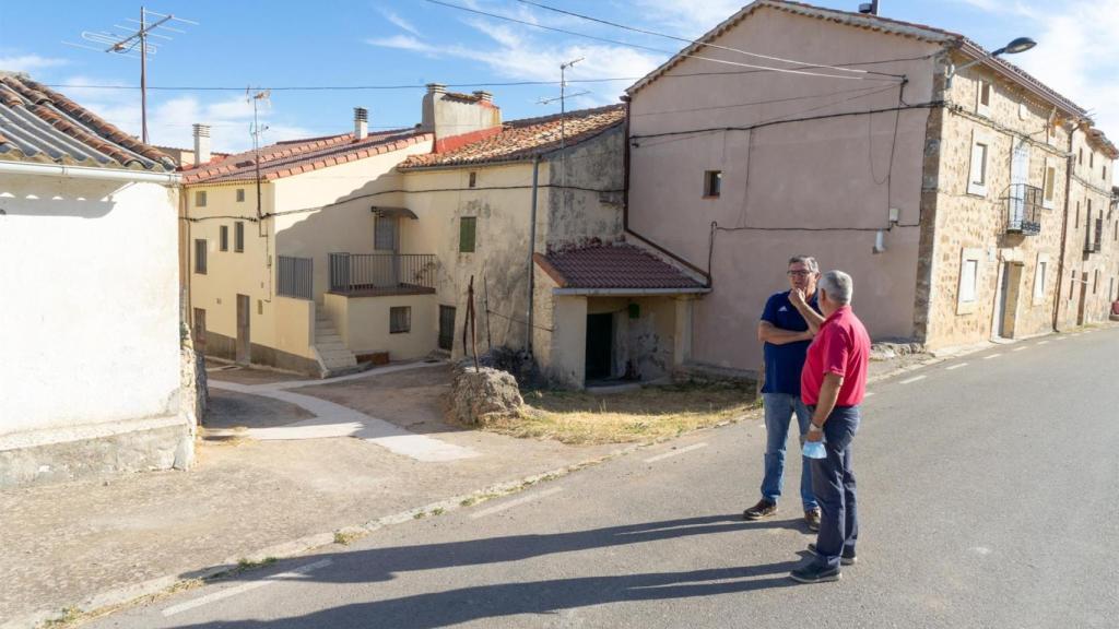 El diputado delegado de Planes Provinciales, Ramiro Magro, en Tórtola de Henares.
