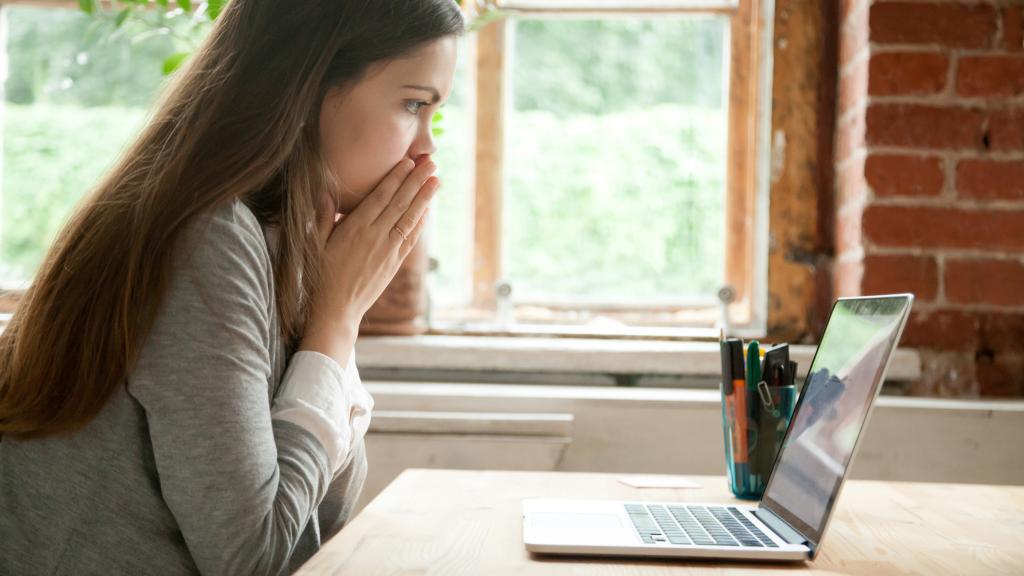 Una chica eliminando sus cuentas de internet.