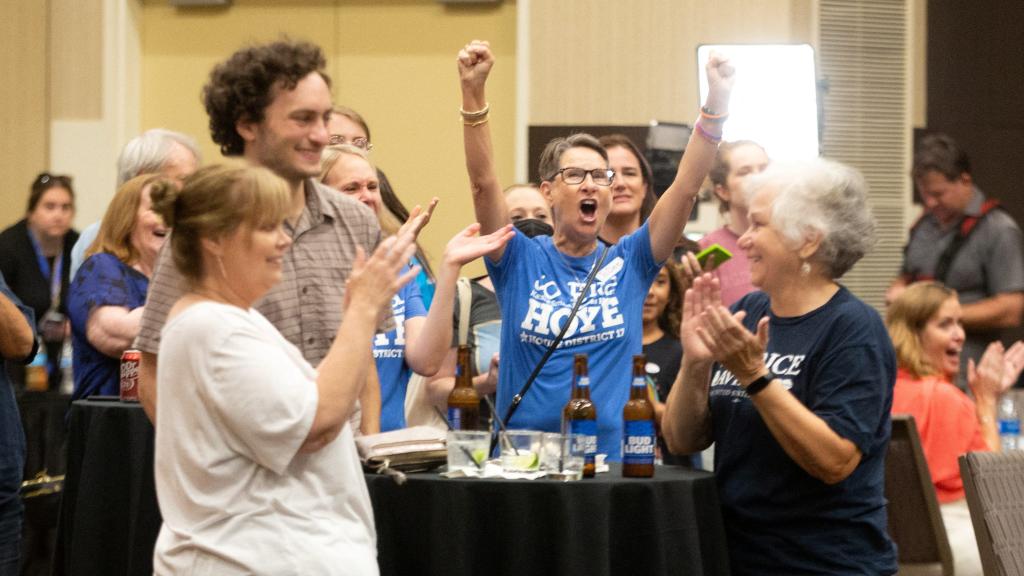 Activistas por el derecho al aborto, celebrando el resultado del referéndum.