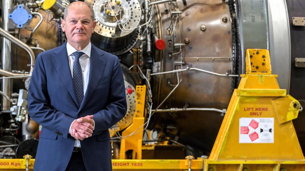 El canciller alemán Olaf Scholz posa junto a la turbina en la fábrica de Siemens de Mülheim an der Ruhr.