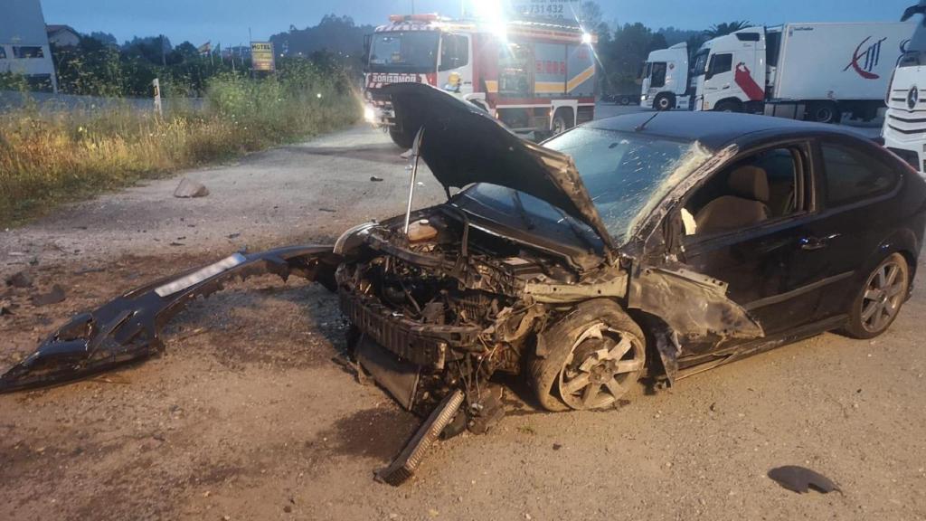 El coche accidentado este miércoles en la N-VI.