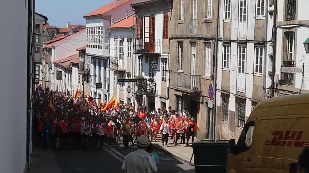 Peregrinación multitudinaria recorriendo Santiago