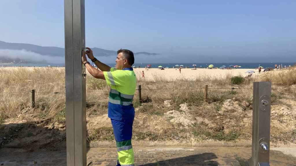 Operario en una de las duchas.