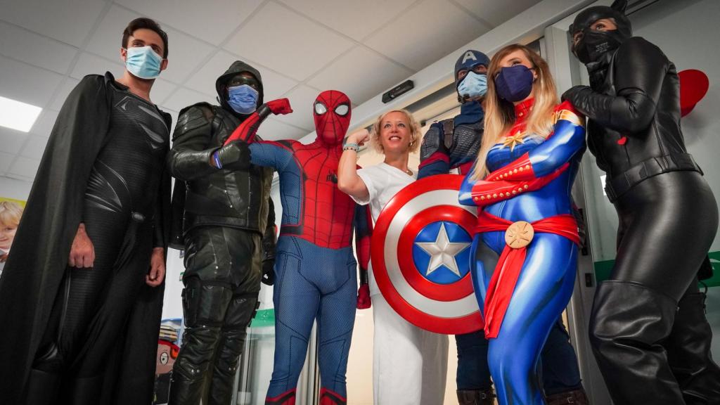 El equipo, con una enfermera.