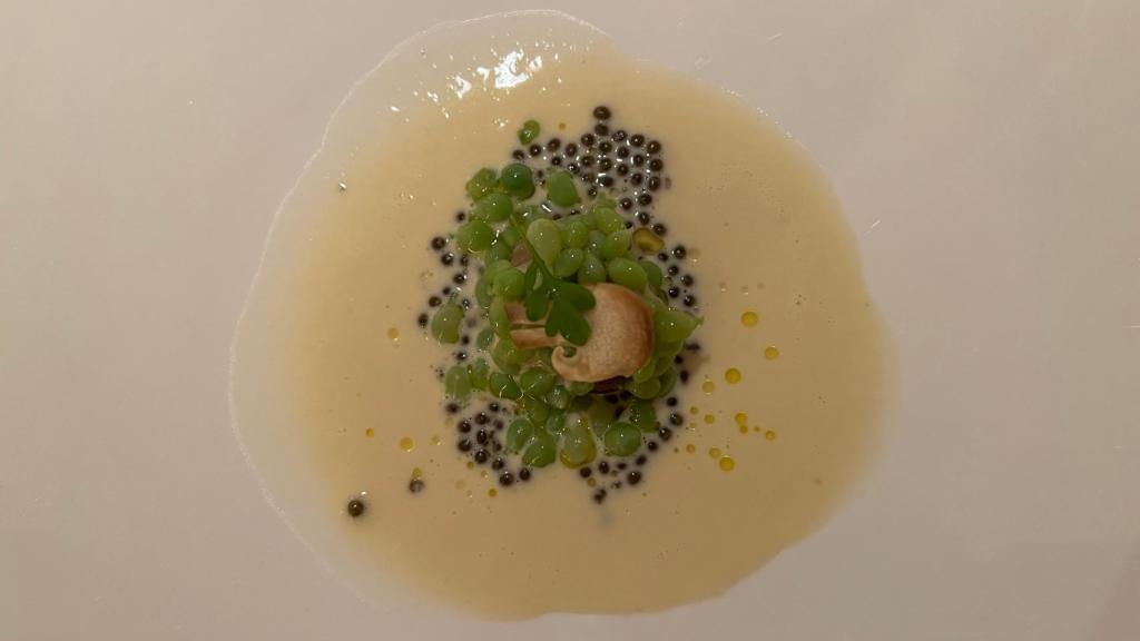 Guisante lágrima, sopa de setas y caviar