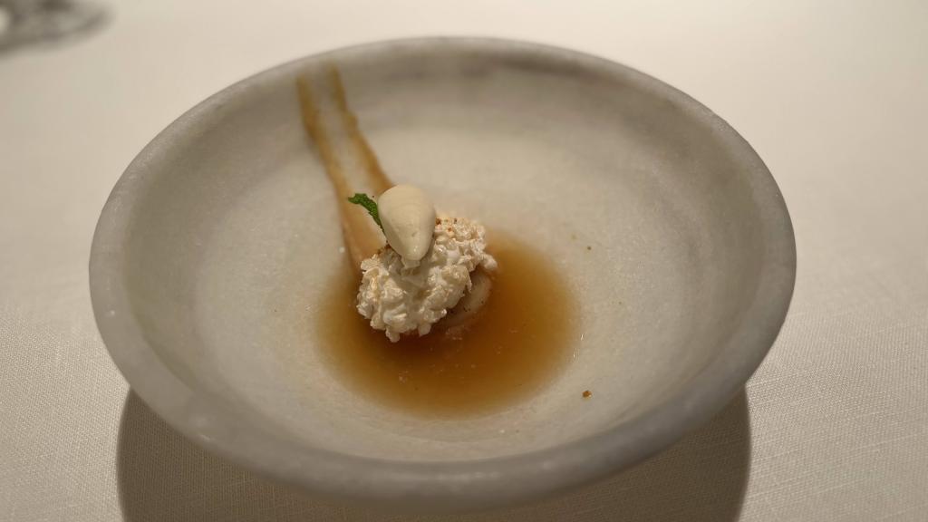 Helado de mantecado envuelto en cortezas