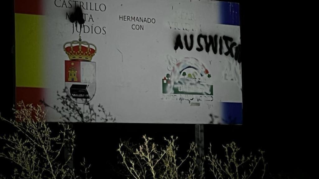 Pintada en el cartel del pueblo