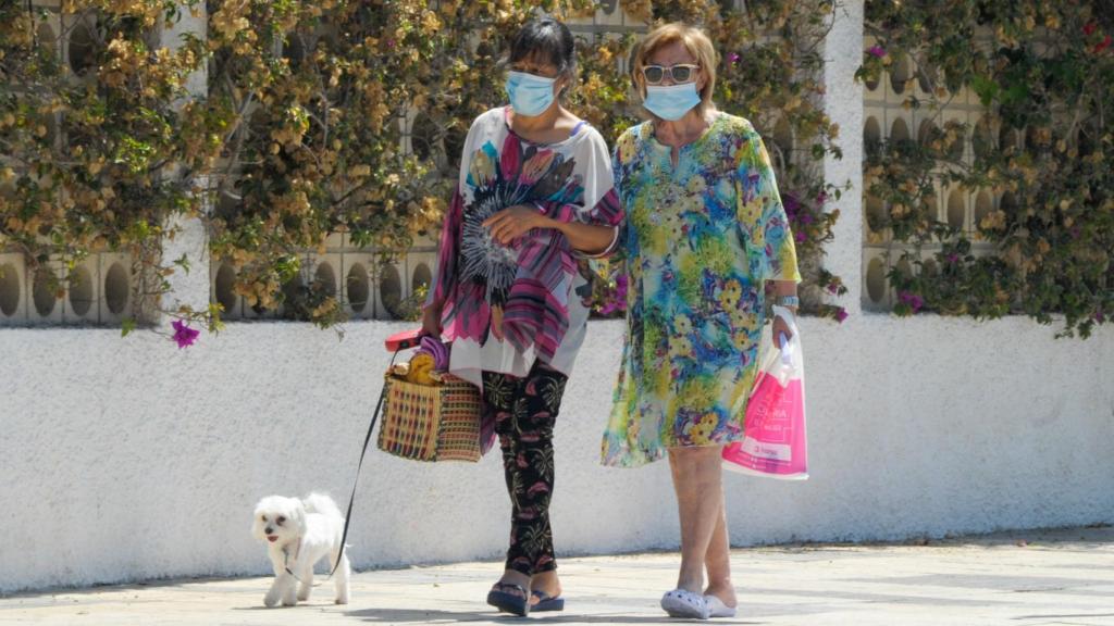 María Teresa Campos paseando por Málaga con una persona del servicio, en julio de 2020.