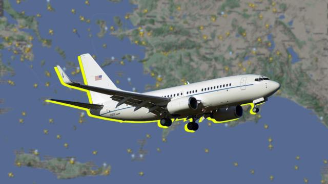 Fotomontaje con FlightRadar24 y el Boeing C-40C que se usó en el vuelo de Pelosi.