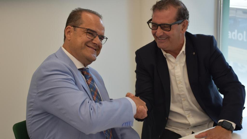 Narciso y Cayetano en la firma del acuerdo