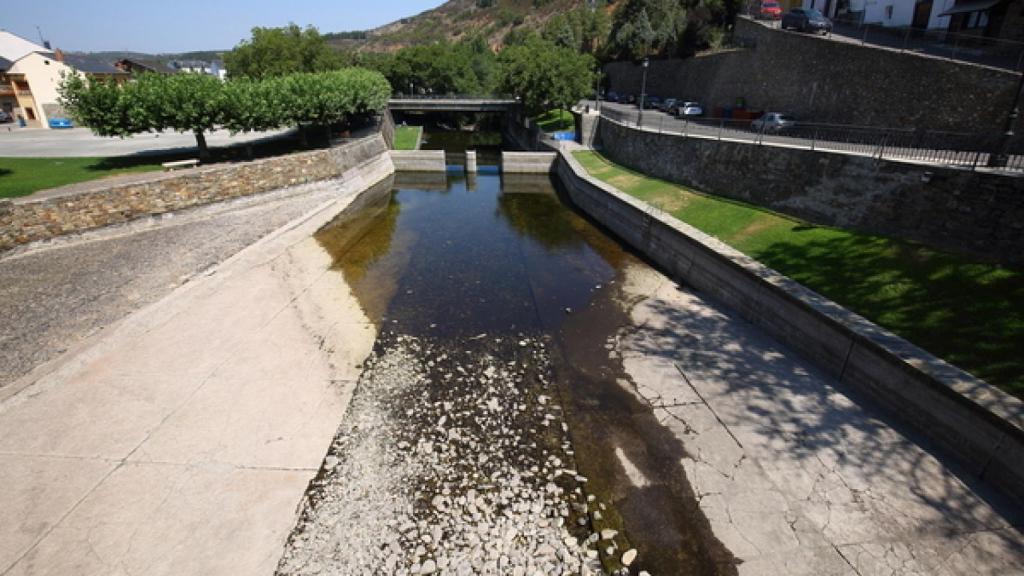 El río a su paso por Molinaseca