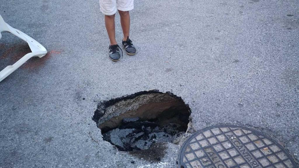 Agujeros en las calles del barrio.