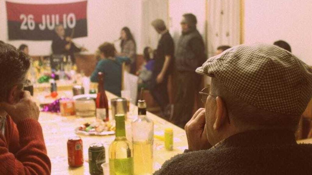 Fotografía del abuelo de Ana Iris sentado, rescatada de su libro 'Feria'
