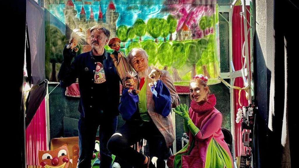 En orden: Antonio y Miguel Pino e Isabel Hurtado con 'Peneque El Valiente' y otros personajes.