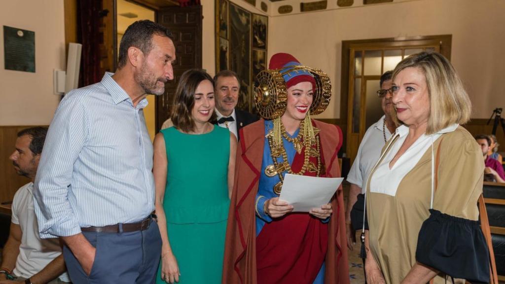 Un momento del acto reivindicativo vivido este jueves en el Ayuntamiento de Elche, donde ha hablado la dama de Elche 'viviente'.