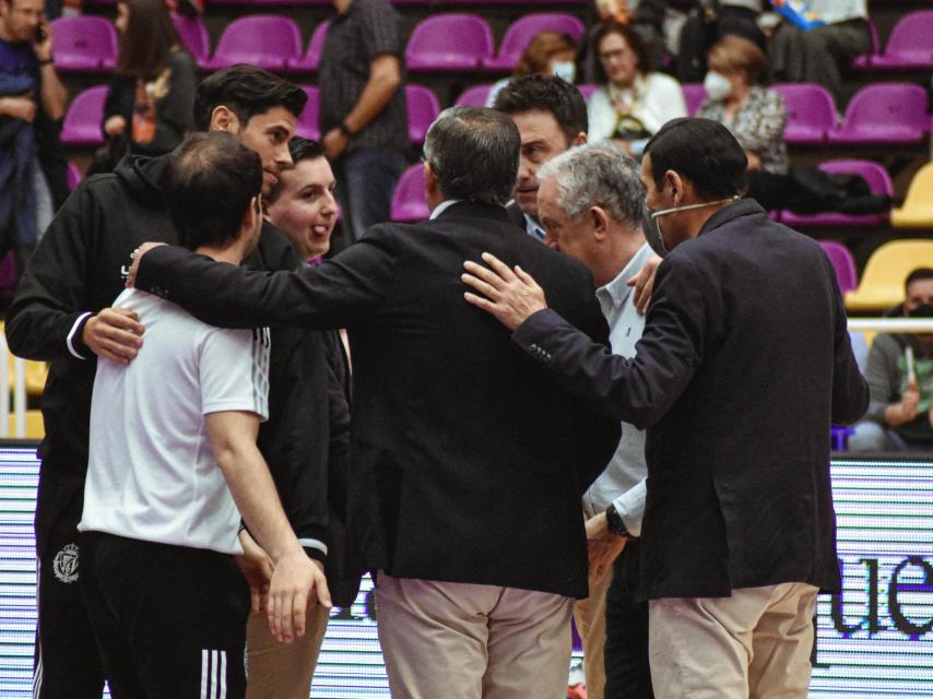 Imagen de archivo del cuerpo técnico del UEMC Real Valladolid Baloncesto.
