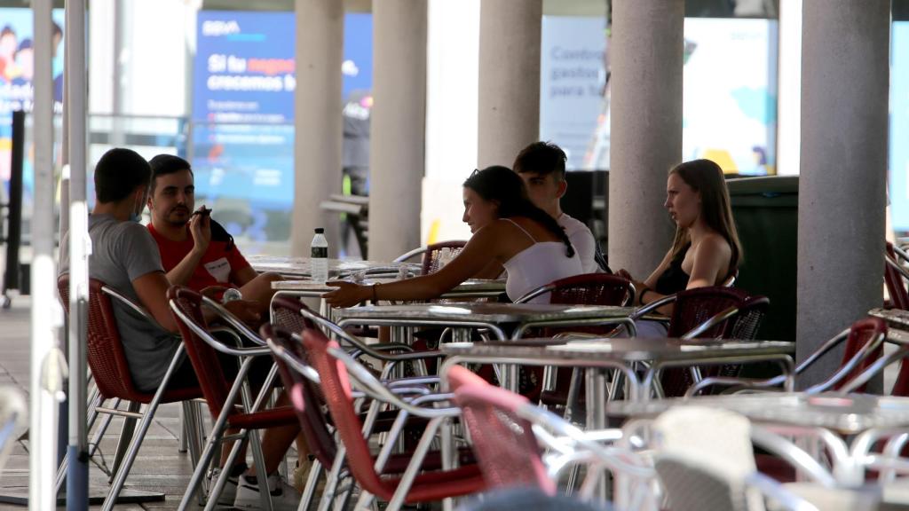 Unos jóvenes disfrutan de una terraza de Valladolid