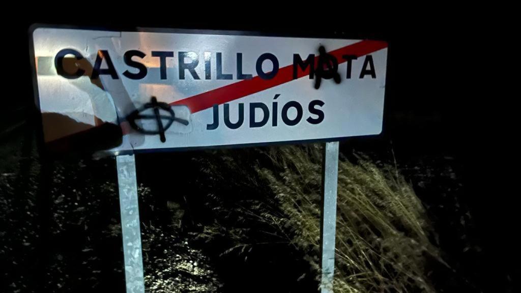 Pintada antisemita en el cartel de entrada al pueblo