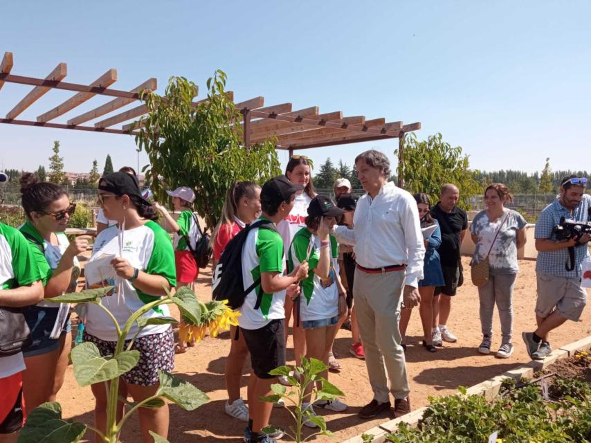 El alcalde de Salamanca, Carlos García Carbayo, visita las semicolonias urbanas, donde realizó las declaraciones